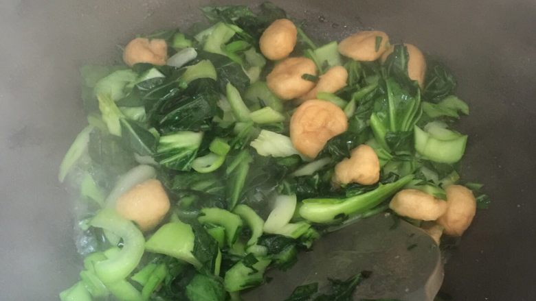 青菜油面筋,<a style='color:red;display:inline-block;' href='/shicai/ 3517'>青菜</a>洗净，切段，面筋洗净，沥水。起锅，热油，可以多放一点油，油温到140度，温度高一点就好，放入<a style='color:red;display:inline-block;' href='/shicai/ 3517'>青菜</a>根部翻炒，置变色，然后放入菜叶，继续翻炒，十秒钟，放开水少许，这样有助于<a style='color:red;display:inline-block;' href='/shicai/ 3517'>青菜</a>不会变色，菜根部分容易熟透。放入<a style='color:red;display:inline-block;' href='/shicai/ 524'>油面筋</a>，