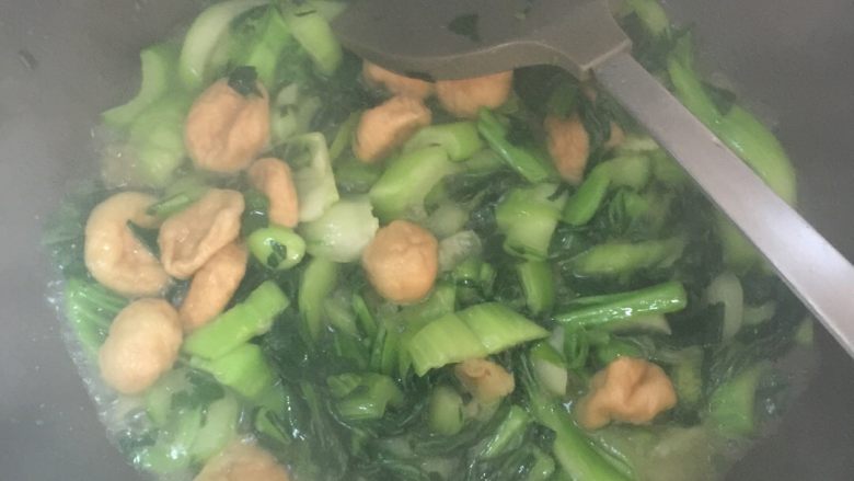 青菜油面筋,继续翻炒，带水分被油面筋吸收，可以出锅了。