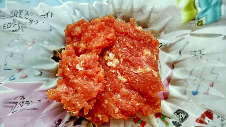 肉末鸡蛋饼,首先把<a style='color:red;display:inline-block;' href='/shicai/ 4430'>里脊肉</a>切成肉末,不用打成肉馅那么细,切碎就可以了,这样吃起来会比较有口感