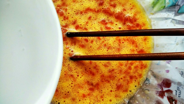 肉末鸡蛋饼,搅拌均匀以后加入适量清水,继续搅拌