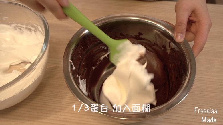 可可戚风 巧克力围边奶油蛋糕(视频菜谱),倒入剩余细砂糖,最终打发后,提起打蛋头,有不下垂的尖尖角,将1/3蛋白霜加入到面糊里,翻拌均匀(不要画圈搅拌)