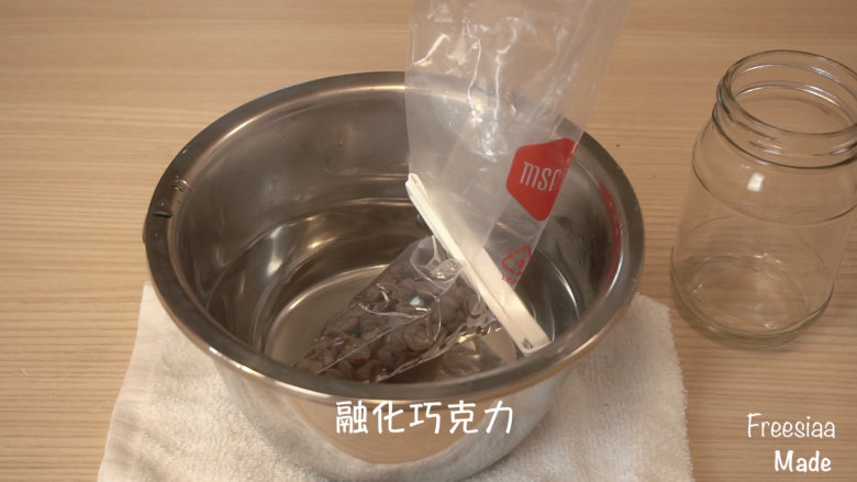 可可戚风 巧克力围边奶油蛋糕(视频菜谱),巧克力切碎(用可可含量60%以上的黑巧克力,如果可可含量过低,不经过调温巧克力很容易融化),放入耐高温的裱花袋,放入热水中融化