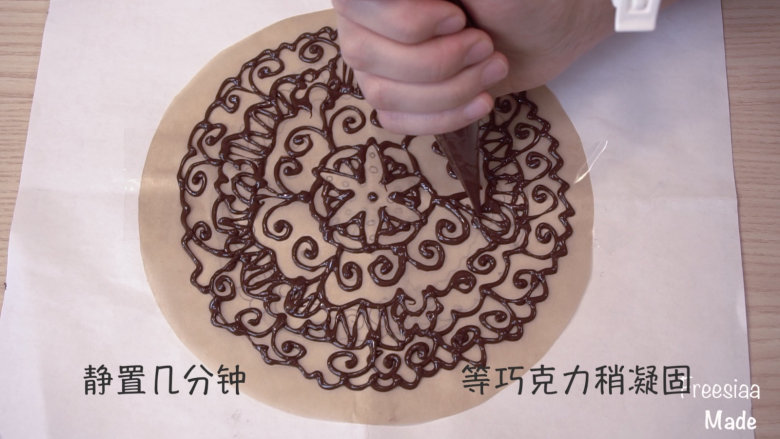 可可戚风 巧克力围边奶油蛋糕(视频菜谱),再剪裁一圆形张烘焙纸,大小和蛋糕一样,在一张A4纸上画上你喜欢的图案,烘焙纸覆盖在图案上,用巧克描下来,也是放置几分钟,等巧克力稍凝固