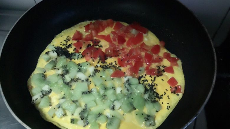 果蔬披萨,锅热刷油，放入打好的<a style='color:red;display:inline-block;' href='/shicai/ 9'>鸡蛋</a>，小火煎，快熟时放入猕猴桃丁个西红柿丁