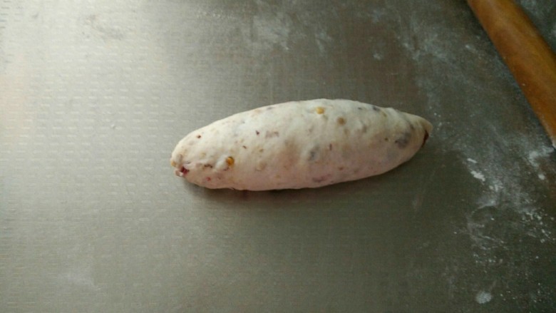 蔓越莓核桃软欧,翻面后压薄底边,卷起来,整成橄榄形