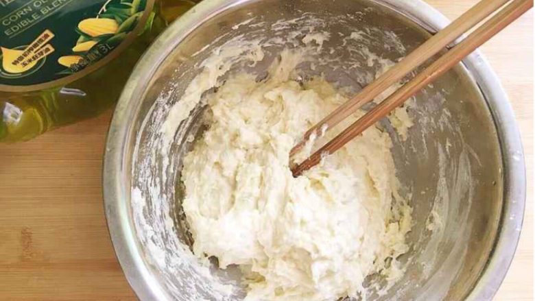 意式四季披萨,先制作披萨饼底面团,用料混合即可不需揉面。室温发酵1小时。