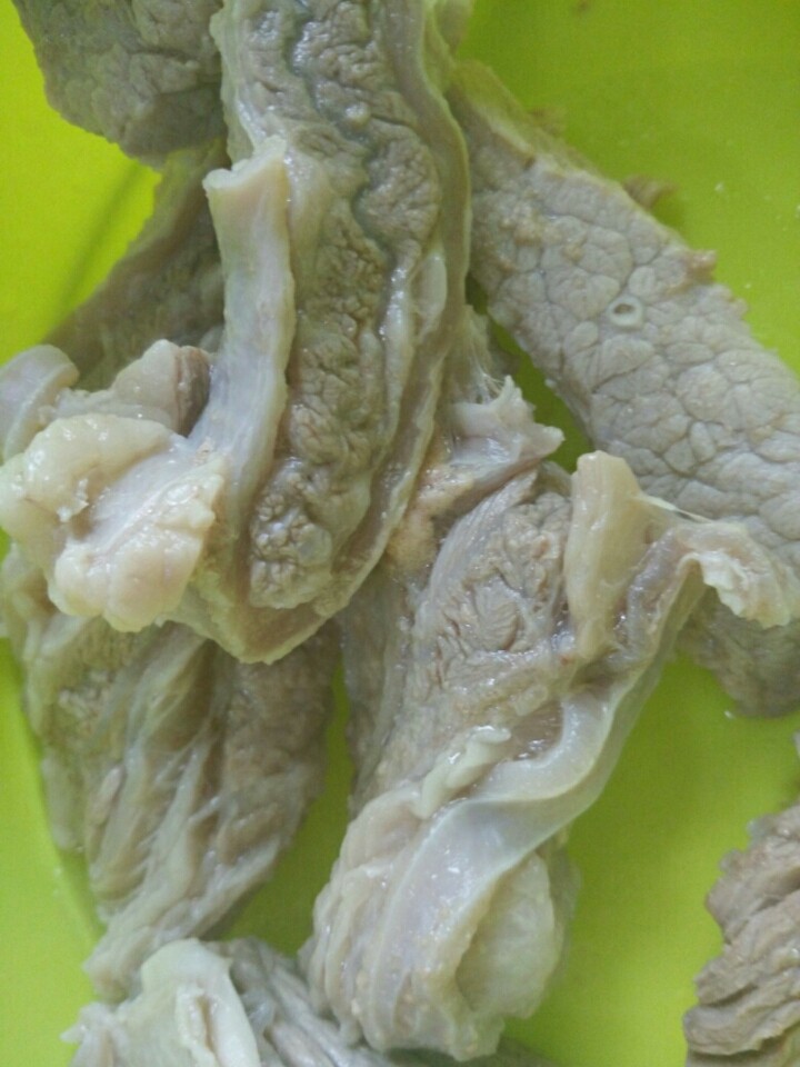 萝卜烧牛腩,锅里放水烧开,放入洗干净的<a style='color:red;display:inline-block;' href='/shicai/ 218'>牛腩</a>煮十分钟左右,捞出来控干水备用