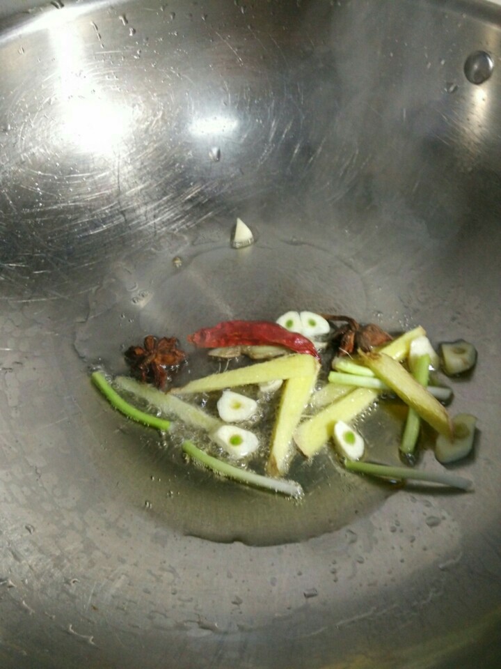 萝卜烧牛腩,热锅放油,爆香姜葱蒜大料