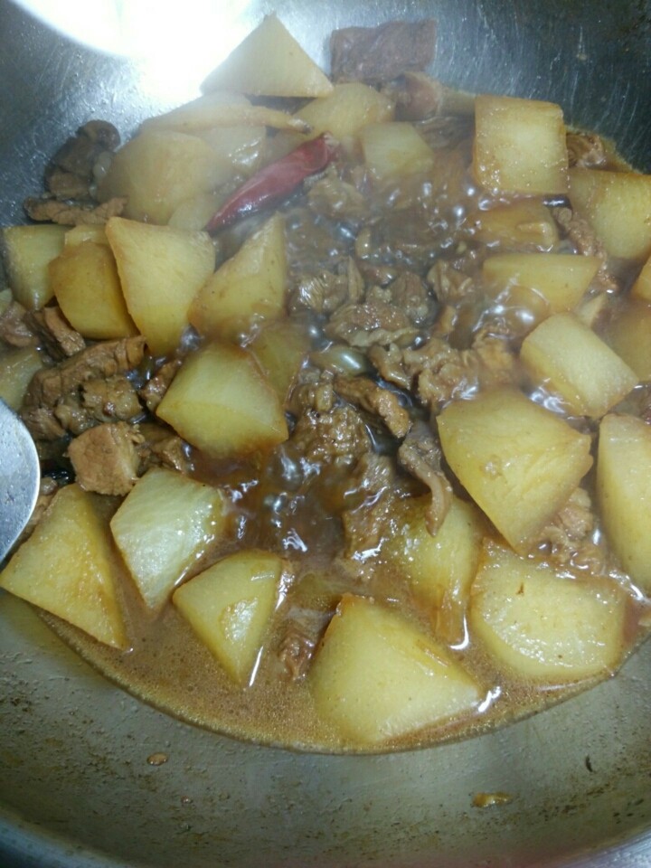 萝卜烧牛腩,最后开大火收汁,要注意搅拌,不要糊锅了