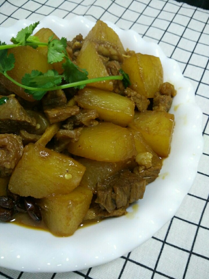 萝卜烧牛腩,汤汁不要烧干了,剩一点拌饭吃也是不错的哈