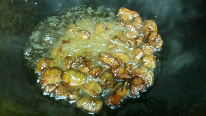 黑椒干爆鸵鸟粒,四成热油煎炸鸵鸟粒八成熟