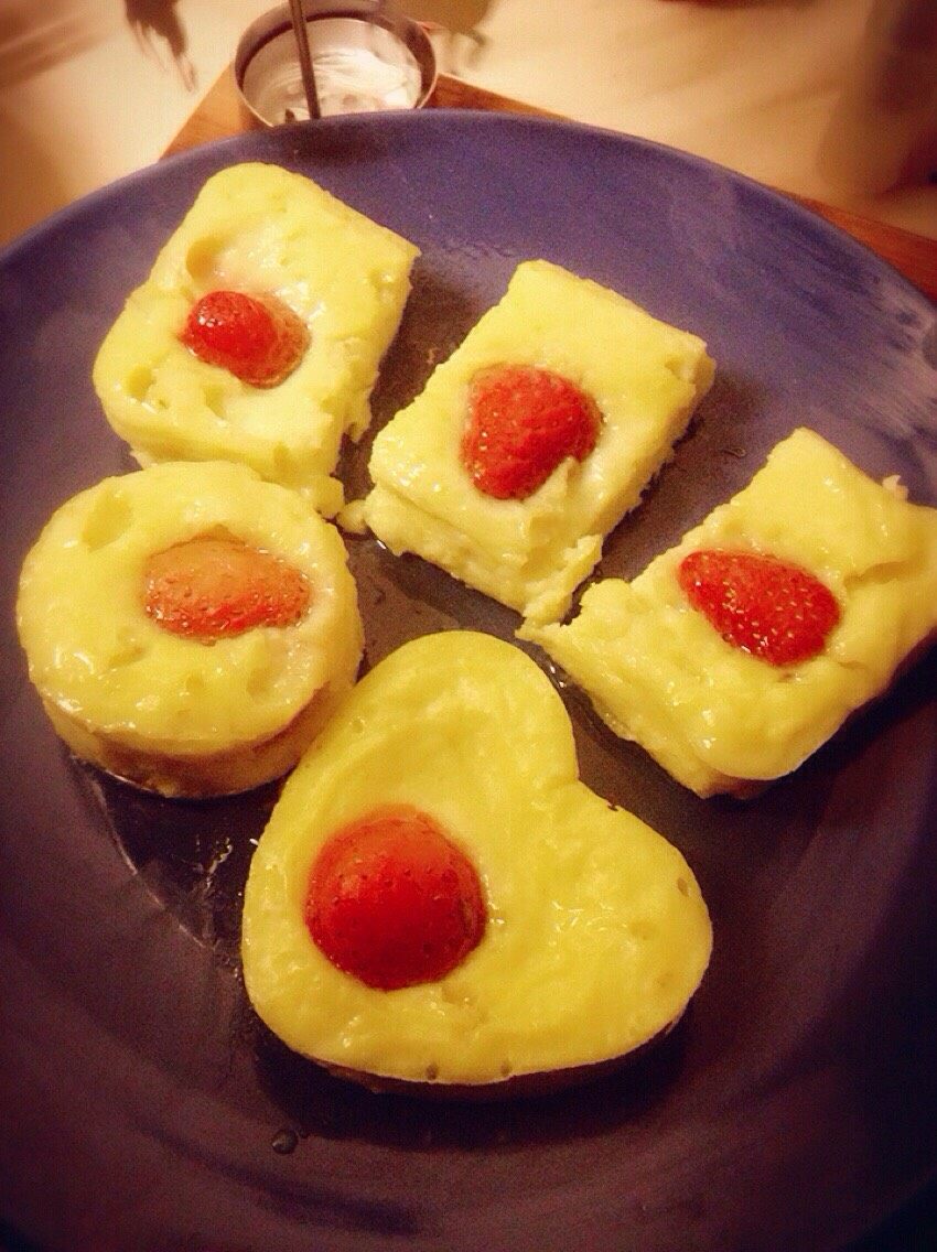 夹了草莓的酸奶蛋糕