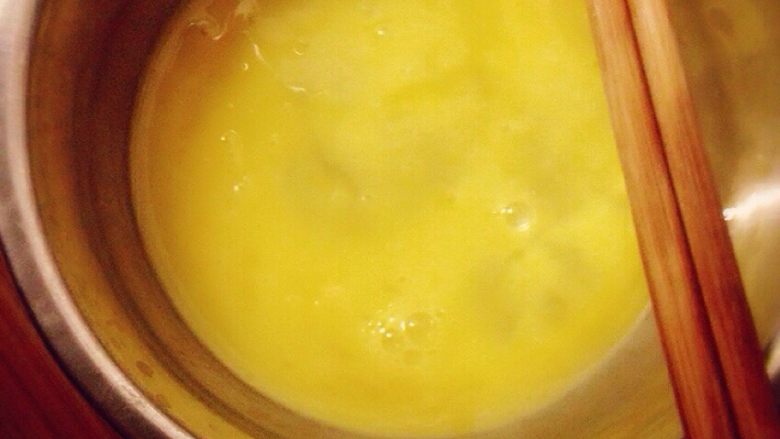 夹了草莓的酸奶蛋糕,蛋黄和椰子油乳化
