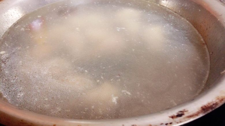 红烧鸡腿(简单易学也美味),将鸡小腿放入锅中加水,开大火煮至水沸腾。关火将鸡小腿洗净。(如图为关火后的模样,血水已煮成了乳白色模样)