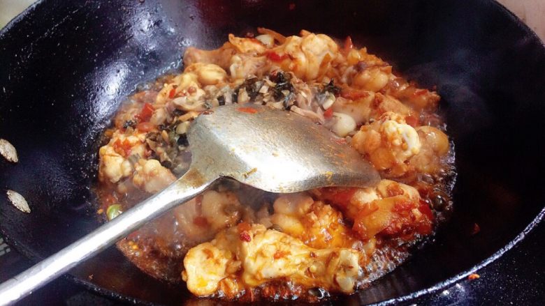 红烧鸡腿(简单易学也美味),此时可根据个人爱好加入煎好的咸菜(可要可不要)并和匀。