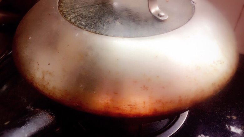 红烧鸡腿(简单易学也美味),盖锅盖大火煮5分钟,之前一直是大火(盖锅盖时还是要时不时翻一下锅,以免鸡腿生锅煮糊)。