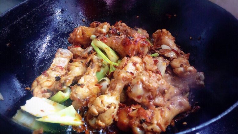红烧鸡腿(简单易学也美味),加入葱头,和匀并起锅。