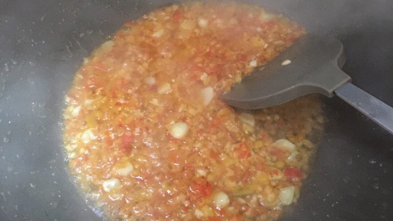 剁椒鲫鱼,起锅,热油,倒入蒜,剁椒,翻炒出香味,出油。