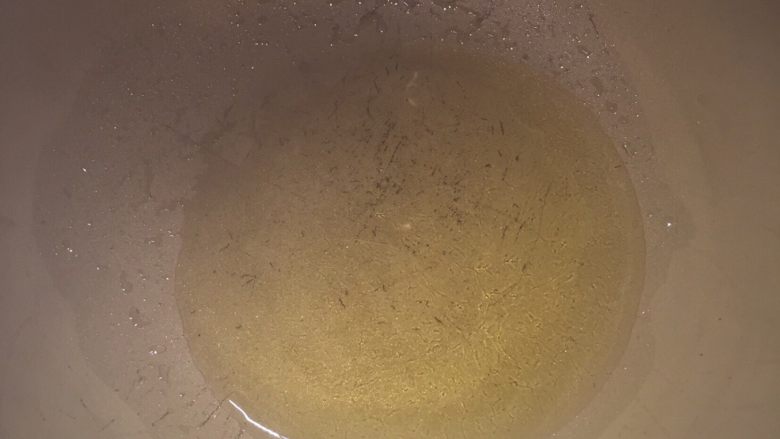 剁椒鲫鱼,起锅热油,油温烧置140度左右,冒烟即可