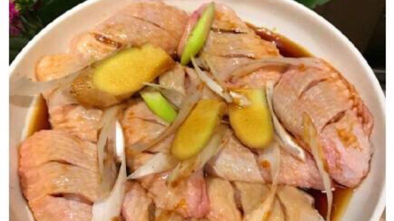 可乐鸡翅,把鸡翅正反划几下 用<a style='color:red;display:inline-block;' href='/shicai/ 718'>料酒</a> 葱姜腌制半小时 ...