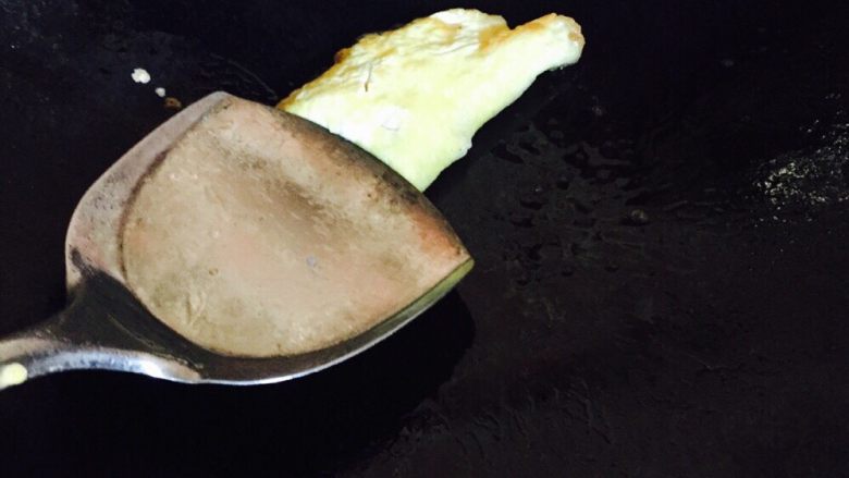年夜饭必备的酿鸡蛋,刚开始的前面两个可能会没那么好看,多煎几个就好看了,