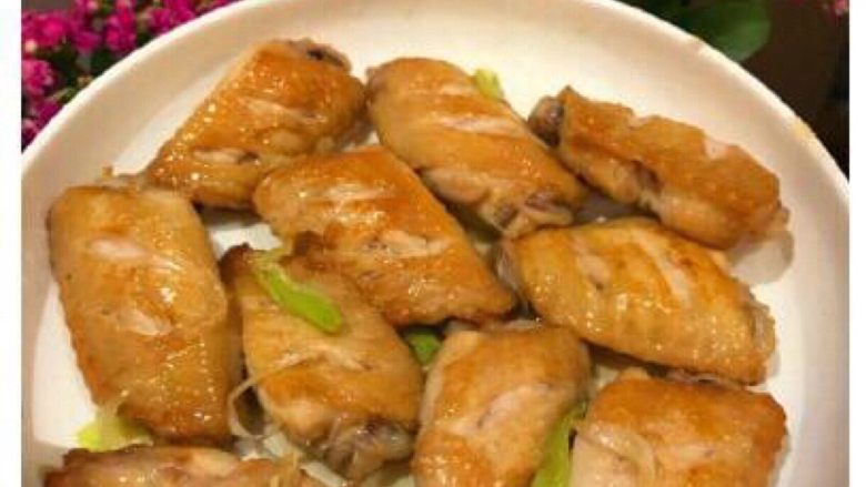 可乐鸡翅,多放些油 放点葱花 把鸡翅煎制成两面金黄 ...