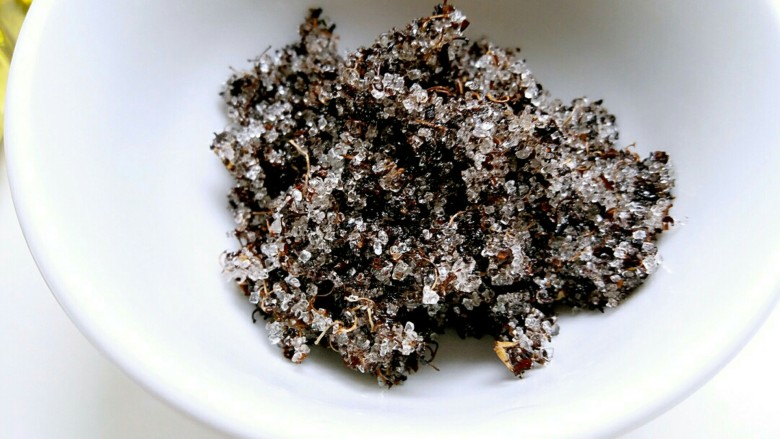 桂花糖糍粑,再给桂花糖来个近照,桂花糖就是长这个样子,(干桂花加白糖)就是所谓的桂花糖。可能好多朋友没见过桂花糖,其实好多超市都可以买到的。