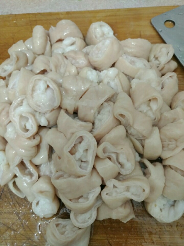 干锅肥肠#春意绿#,捞起后切段,1.5厘米左右
