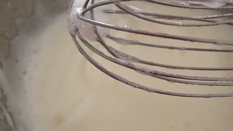 消耗蛋白---天使👼蛋糕🍰,继续打发至打蛋头在蛋白霜表面开始形成纹路时,再加入三分之一糖。