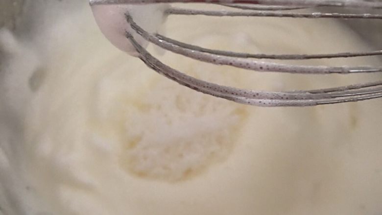 消耗蛋白---天使👼蛋糕🍰,继续打发至蛋白霜表面打蛋头的纹路加深,气泡更加细腻且有光泽;把剩下的糖加入。