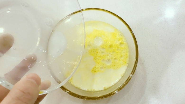 宝宝辅食:水果蛋奶布丁-12M+,倒入提前准备好的奶,边倒边用筷子或手动打蛋器充分搅匀,搅打充分一点哈。