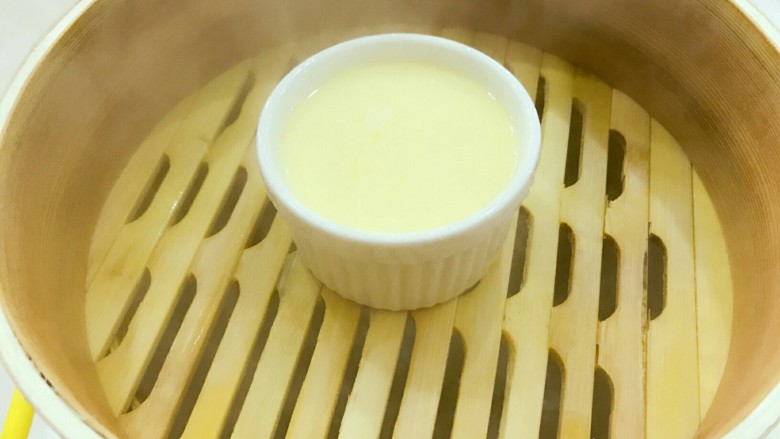 宝宝辅食:水果蛋奶布丁-12M+,放入蒸锅,水开后中大火蒸12-15分钟左右,关火再焖几分钟取出。
》蒸的时候,盖子可以稍稍留一条缝。
》蒸的时间大家根据自己火力大小和布丁厚度调整哈,蒸完后可以凝结成布丁状态。