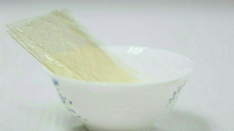 醇香浓郁的杏仁奶冻,然后把鲜奶油与杏仁牛奶混合匀,并倒入容器内,放入冰箱冷藏室5-6小时凝固。