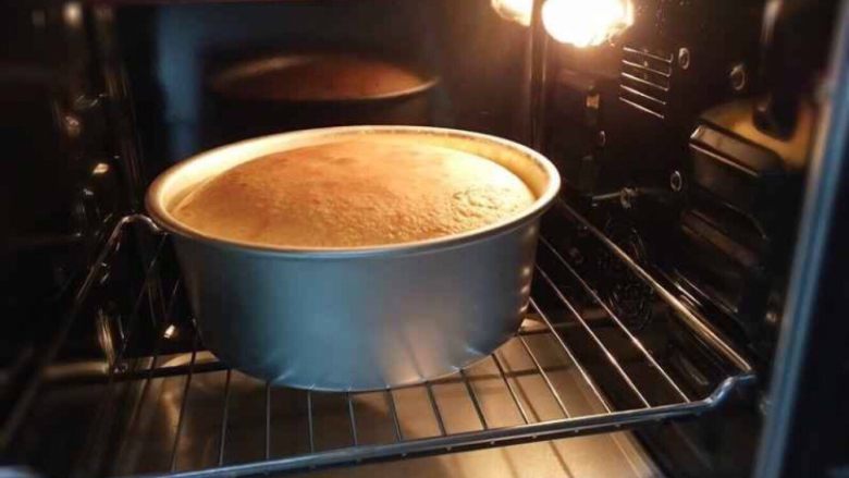 香橙乳酪蛋糕,烤箱提前预热10分钟,150度烘烤50分钟。
