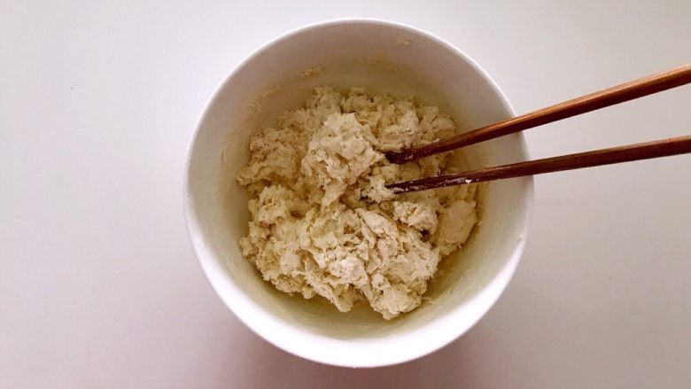 无水向日葵馒头,吃一口记一辈子,用筷子搅拌成絮状。