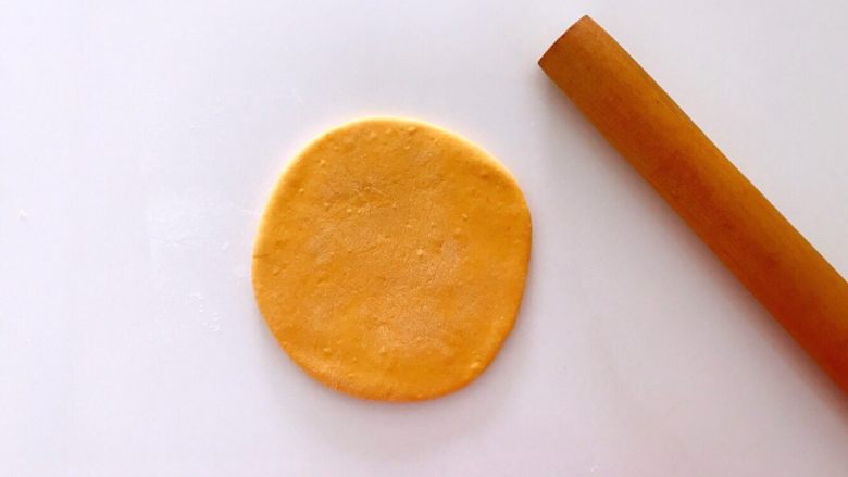 无水向日葵馒头,吃一口记一辈子,把南瓜面剂子擀成0.3CM厚的圆饼。