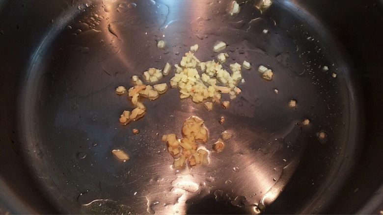番茄豌豆盖浇饭,凉锅放油,姜末放入冷锅冷油中