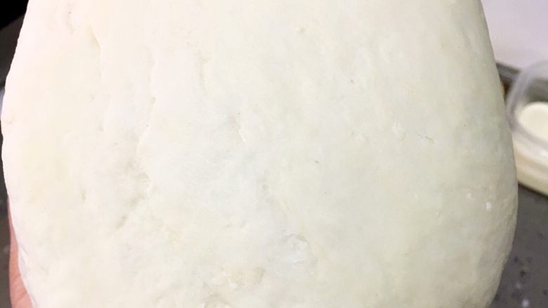 西红柿鸡蛋面片,中筋粉凉水和面,和饺子面差不多软硬,揉成面团稍醒5分钟