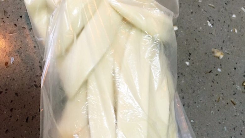 西红柿鸡蛋面片,放入食品袋包住醒发,约20分