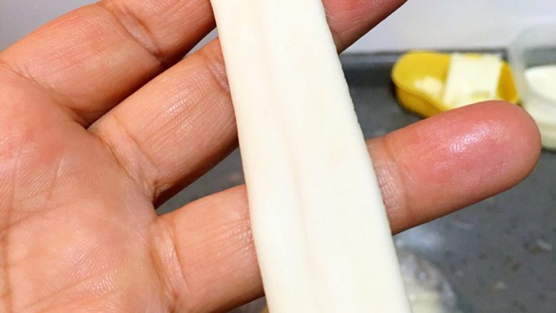 西红柿鸡蛋面片,捏成图中样,拽住两头拉成条