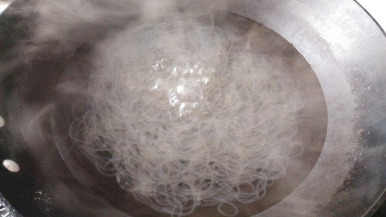 ≈煎包≈,锅内烧水,水烧开后放入泡软的红薯粉,煮几分钟后,捞出过凉水