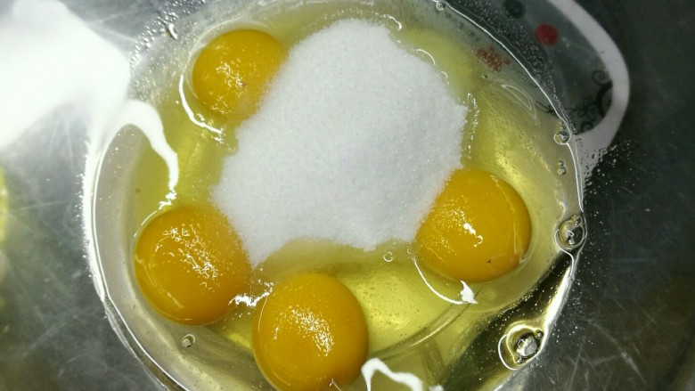 不用烤箱的蛋糕,宝宝爱吃,长辈也爱。,<a style='color:red;display:inline-block;' href='/shicai/ 9'>鸡蛋</a>打在碗中,全蛋,一次性加入幼砂糖