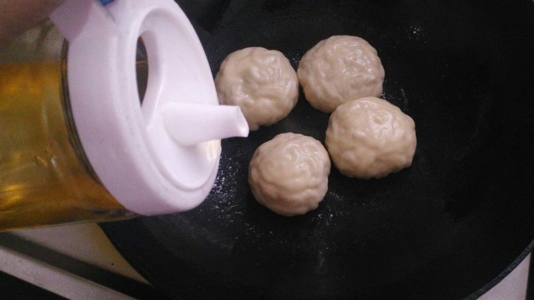 ≈煎包≈,水分收干后,在表面滴几滴油,翻面煎