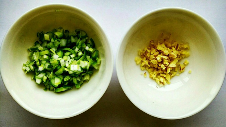 手撕包菜#春意绿#,这道菜用的葱大约是一寸长的一段,姜用3片就可以了,切成末备用