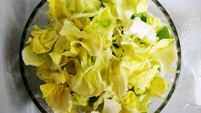 手撕包菜#春意绿#,5分钟到了,我们把圆白菜沥干水份,掰成小片