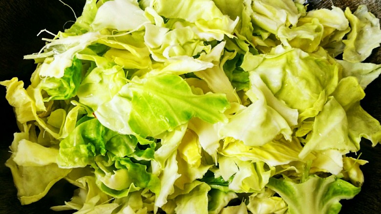手撕包菜#春意绿#,把圆白菜连同根茎一起下入