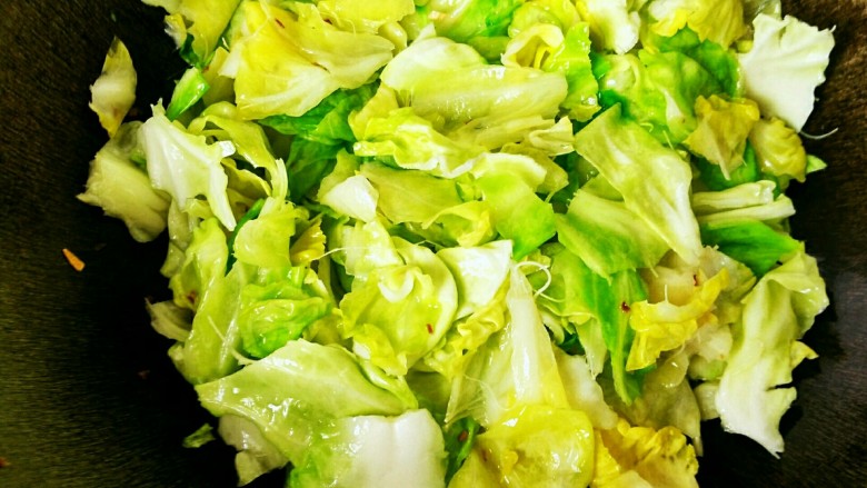 手撕包菜#春意绿#,翻炒到基本变色,有一点变软