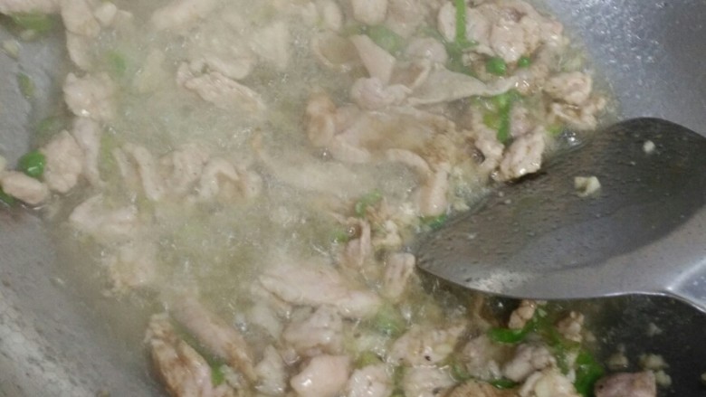 炒土豆丝,锅热油加一点盐,下葱姜蒜肉翻炒,加五香粉。