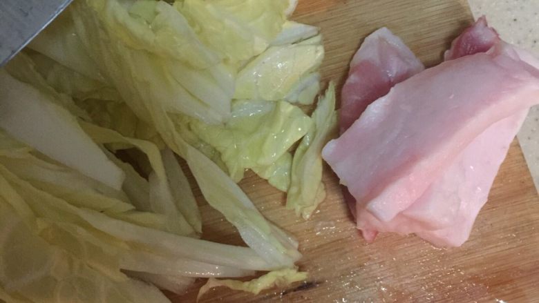 辣味白菜丝,<a style='color:red;display:inline-block;' href='/shicai/ 33864'>肥猪肉</a>适量切片炸油，炒大白菜要放点猪油味道更香一点