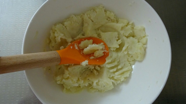 笑脸土豆饼,趁热压成泥,尽量压细腻一点